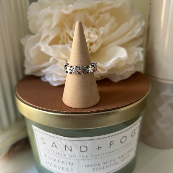 Size 6 linked snowflakes ring - Picture 3 of 8